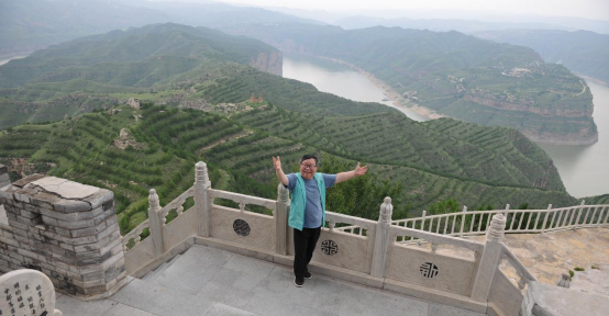 “走遍中国”：黄河湾畔寻真意，写生正得天地心