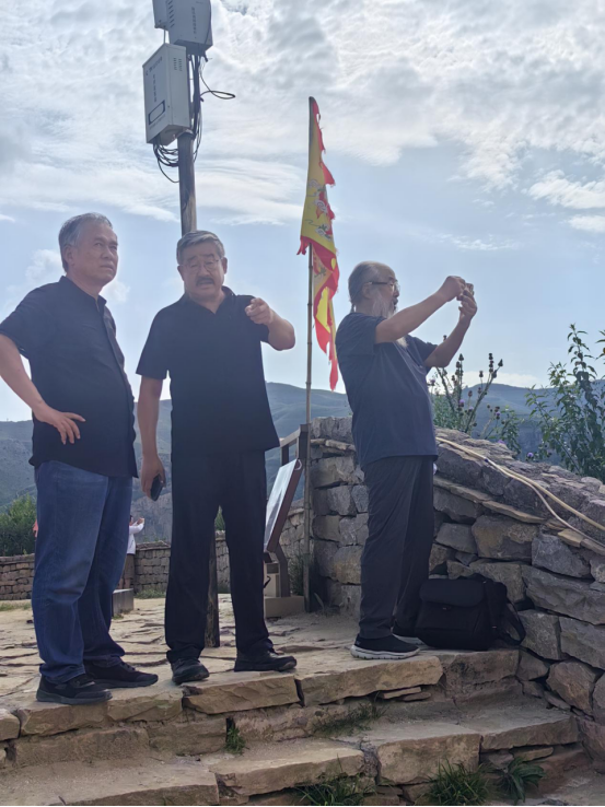 “走遍中国”：黄河湾畔寻真意，写生正得天地心