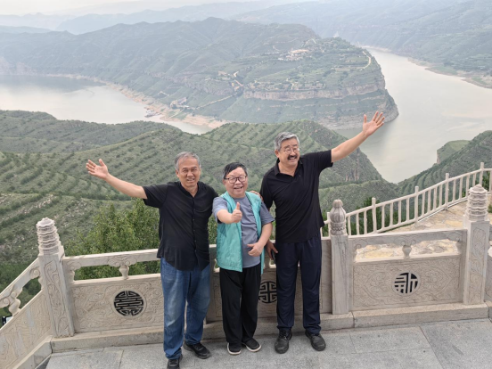 “走遍中国”：黄河湾畔寻真意，写生正得天地心