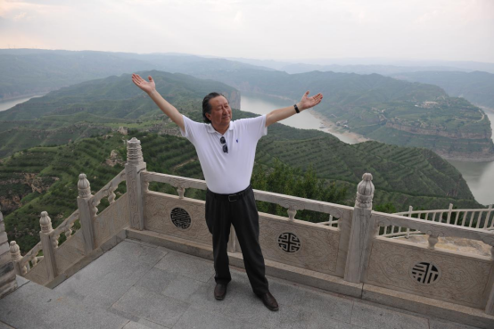 “走遍中国”：黄河湾畔寻真意，写生正得天地心